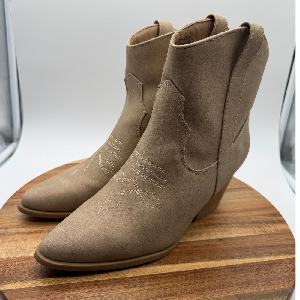 Rachel Zoe Size 7 1/2M Rocky Taupe Western Ankle Boots Pointed Toe 0614